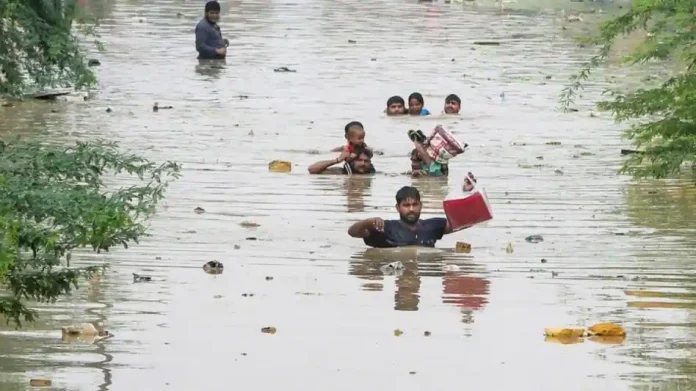 Big Accident Due to Waterlogging in Delhi, 3 Children Who Went to Bathe in Rain Water Died Due to Drowning